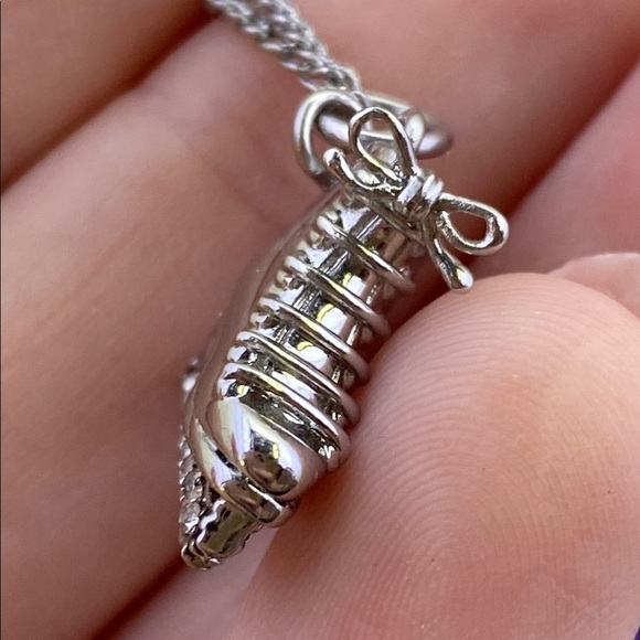 💛 Juicy Couture Silver Ice Skate Necklace - Picture 3 of 6